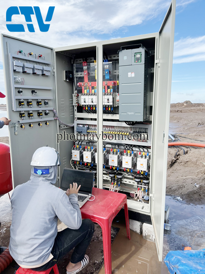 lắp đặt tủ điện điều khiển cụm máy bơm tăng áp công nghiệp 75Kw bằng biến tần